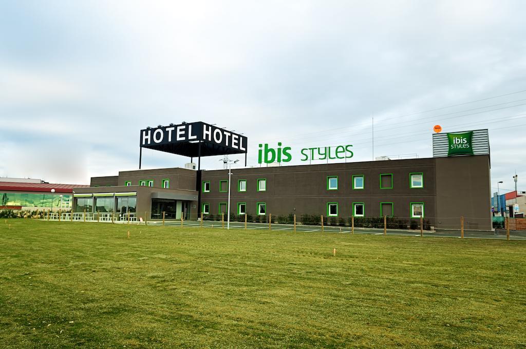 Hotel Ibis Styles Lleida Torrefarrera ภายนอก รูปภาพ