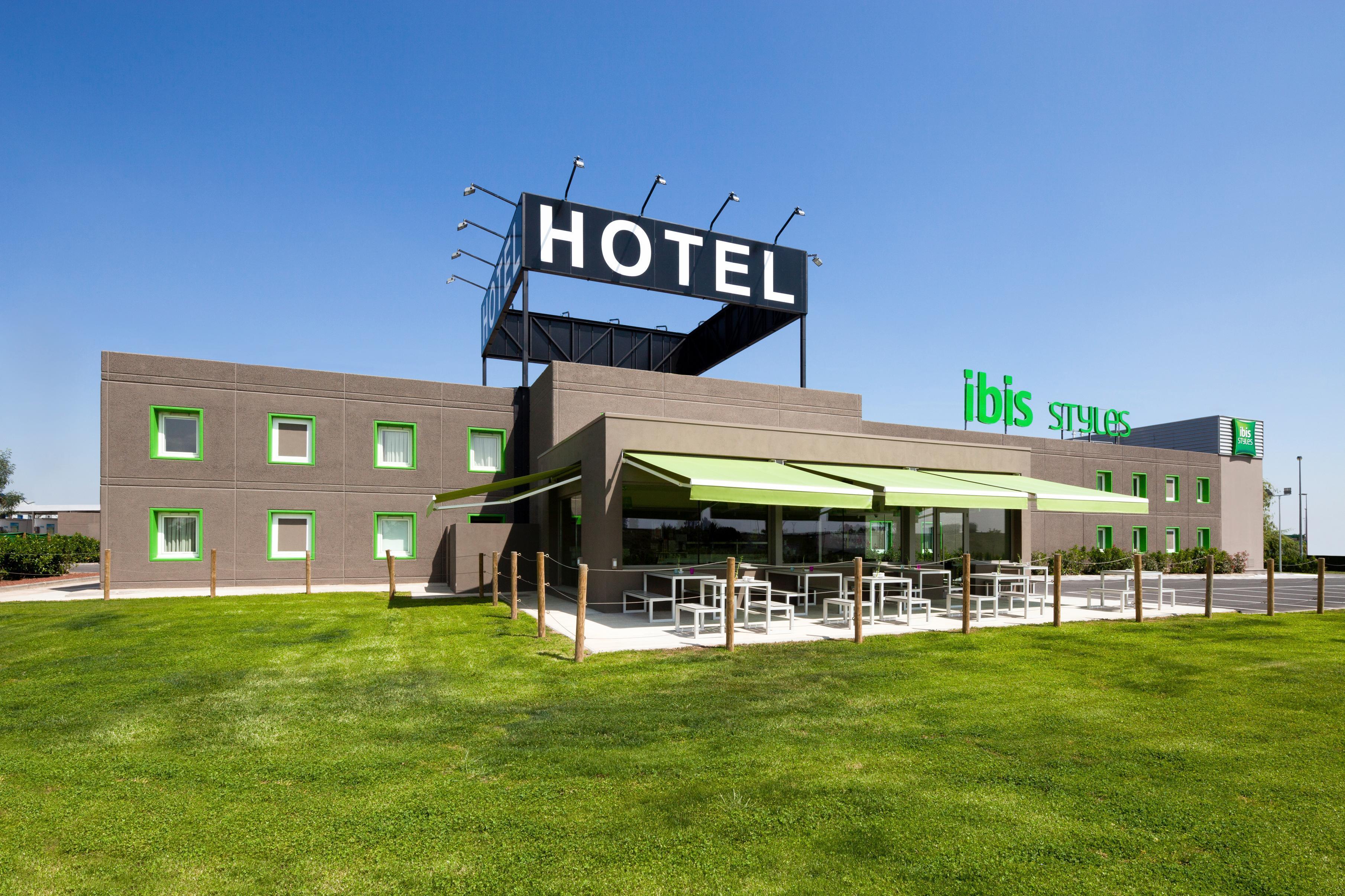 Hotel Ibis Styles Lleida Torrefarrera ภายนอก รูปภาพ